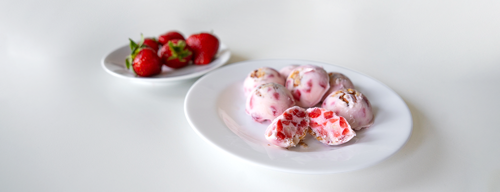 Prigrizki iz zamrznjenega jogurta z jagodami, ki jih preprosto pripravite sami