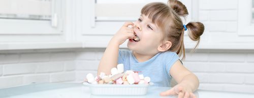 Koliko sladkorja na dan lahko zaužijejo otroci? Kaj svetujejo strokovnjaki 